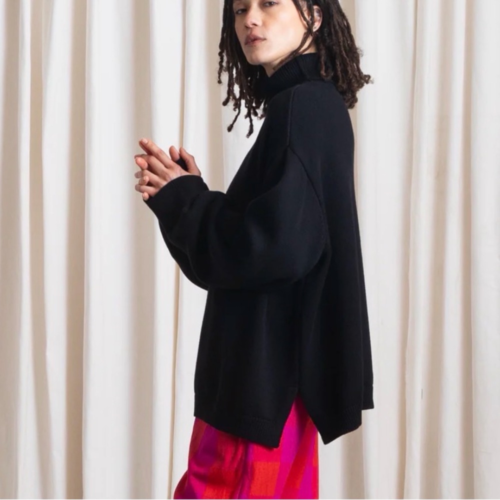 Ali Golden Relaxed Black Turtleneck Sweater - Picture 3 of 12
